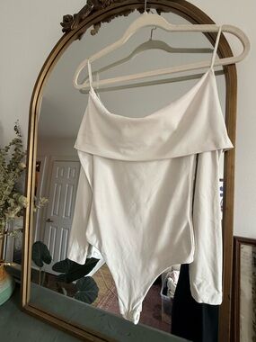 Long sleeve off the shoulder CONTOUR aritzia line body suit (2XS)
